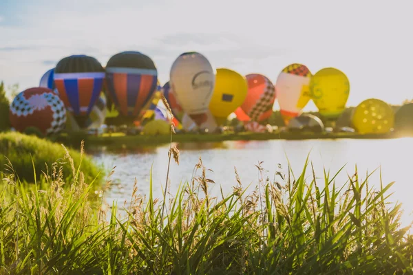 Heißluftballons fliegen über Birstonas Stadt — Stockfoto