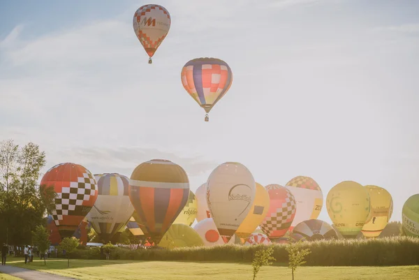 Hete lucht ballonnen vliegen over Birstonas stad — Stockfoto