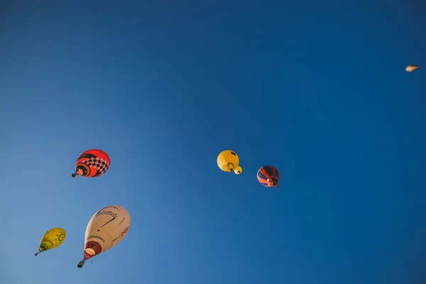 Globos de aire caliente volando sobre la ciudad de Birstonas —  Fotos de Stock