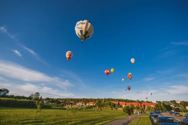 Balony latające nad miastem Birštonas — Zdjęcie stockowe