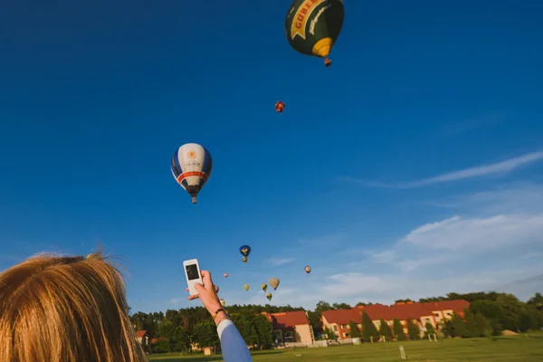 Varmluftsballonger flyger över Birštonas city — Stockfoto