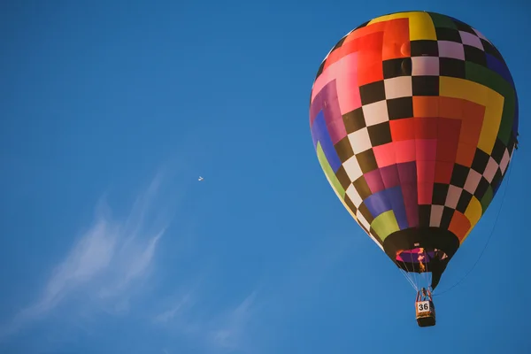 Hete lucht ballonnen vliegen over Birstonas stad — Stockfoto