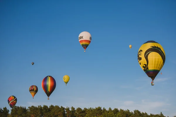热气球飞越 Birstonas 市 — 图库照片