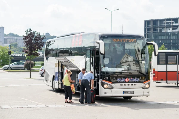 Ônibus na estação de ônibus em Kaunas — Fotografia de Stock