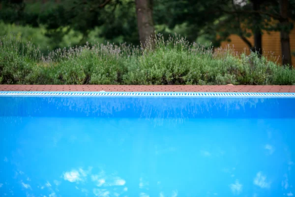 깨끗 한 물으로 수영장 — 스톡 사진