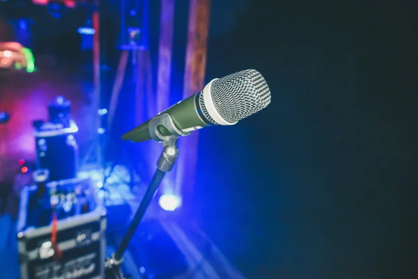 Microfono con sfondo palcoscenico sfocato — Foto Stock