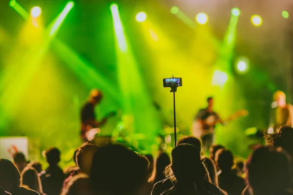Persona che cattura un video ad un festival musicale — Foto Stock