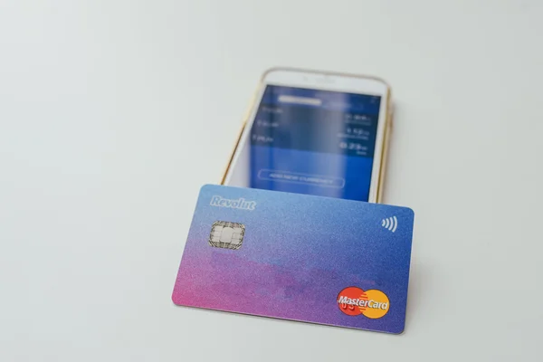 Revolut card and app on phone — Stock Photo, Image