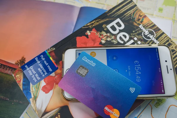 Revolut card and app on phone — Stock Photo, Image