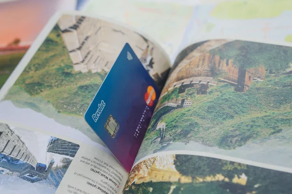 Revolut card and app on phone — Stock Photo, Image