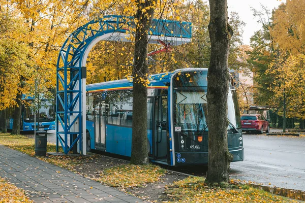 Klaipeda Litwa Październik 2020 Ładowanie Autobusu Elektrycznego Dworcu Autobusowym Kłajpedzie — Zdjęcie stockowe