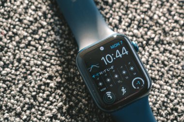 KAUNAS, LITHUANIA - 08 Aralık 2020: Yeni Apple Watch Serisi 6, 44mm, mavi renk