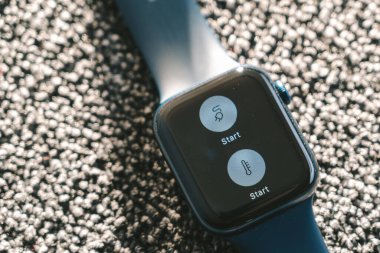 KAUNAS, LITHUANIA - 08 ARALIK 2020: Yeni Apple Watch Serisi 6 'da Volkswagen uygulaması
