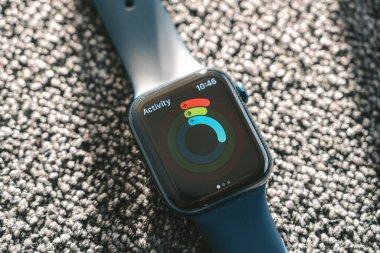 KAUNAS, LITHUANIA - 08 Aralık 2020: Yeni Apple Watch Serisi 6, 44mm, mavi renk