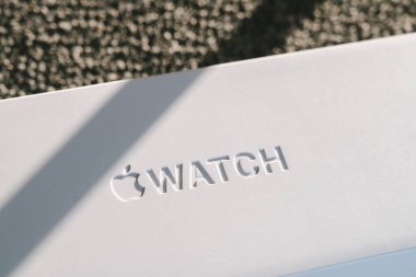 KAUNAS, LITHUANIA - 08 Aralık 2020: Apple Watch logosunun yakın görüntüsü