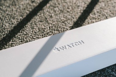 KAUNAS, LITHUANIA - 08 Aralık 2020: Apple Watch logosunun yakın görüntüsü