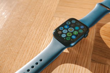 KAUNAS, LITHUANIA - 08 ARALIK 2020: Ahşap zemin üzerine yerleştirilen 6.