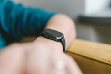 Akıllı kız elinin yakın plan görüntüsü