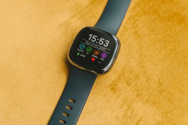 KAUNAS, LITHUANIA - Şubat 02, 2021: Yeni Fitbit His akıllı seğirmesinin yakın görüntüsü, sarı arkaplanda izole edilmiş
