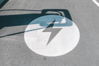 KAUNAS, LITHUANIA - 01 Ağustos 2021: IONITY şarj istasyonunu imzalayın