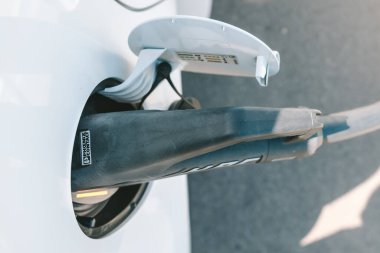 KAUNAS, LITHUANIA - 01 Ağustos 2021: IONITY şarj istasyonunda elektrikli araba kablosunun yakın görüntüsü