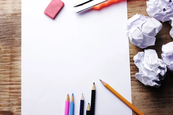 Trozos de papel arrugado con una hoja de papel blanco y lápiz —  Fotos de Stock