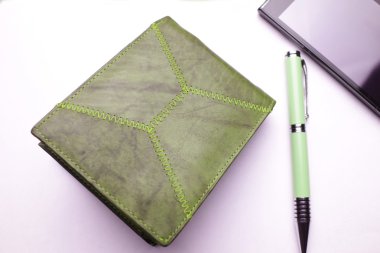 cep telefonu ve siyah deri cüzdan