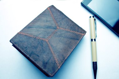 cep telefonu ve siyah deri cüzdan