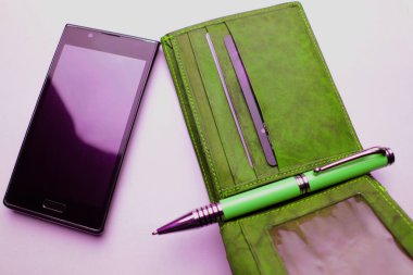 m-cüzdan, telefon, beyaz zemin üzerine kalem