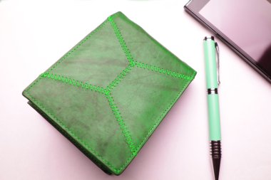 cep telefonu ve siyah deri cüzdan