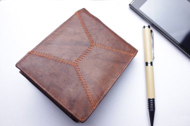 cep telefonu ve siyah deri cüzdan