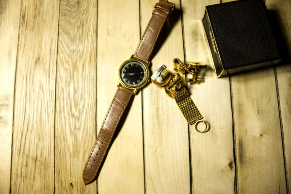 Luxe chroom horloge met andere stukken van juwelen — Stockfoto