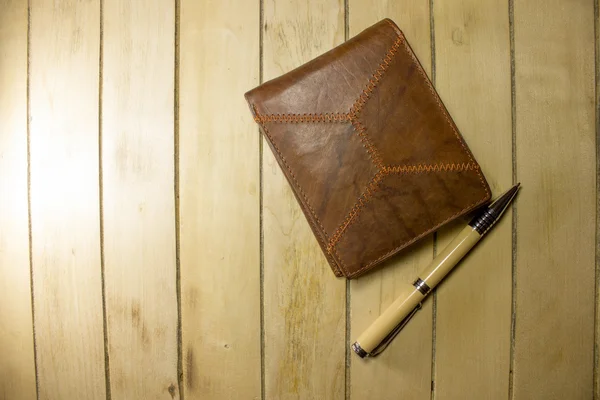 Kort i en brun plånbok och penna — Stockfoto