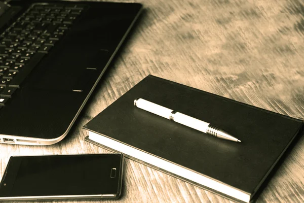 Rezsi szemcsésedik-ból egy laptop, egy könyvet, és egy okos telefon, egy zöld — Stock Fotó