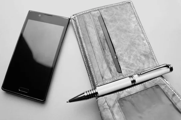 Peněženku, telefon, pera na bílém pozadí — Stock fotografie