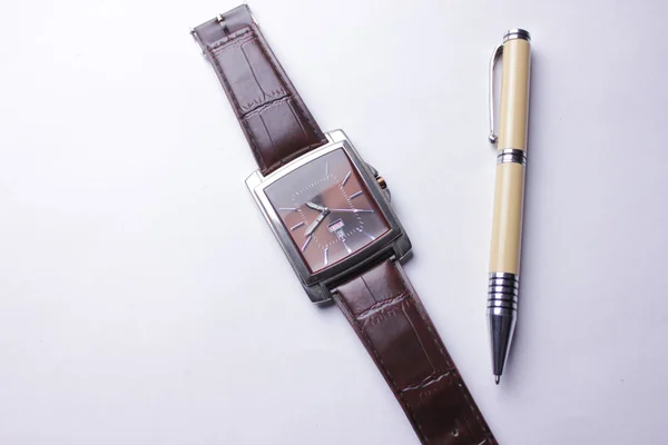 Stylo horloge sur la table — Photo