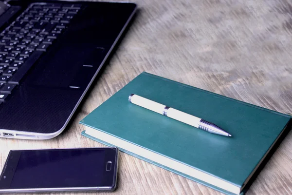 Záběrů notebook, knihy a chytrý telefon se zeleným — Stock fotografie