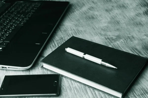 Rezsi szemcsésedik-ból egy laptop, egy könyvet, és egy okos telefon, egy zöld — Stock Fotó