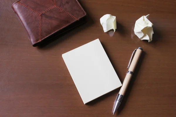 Cuaderno lápiz y billetera sobre mesa de madera con tono descolorido, espacio f —  Fotos de Stock