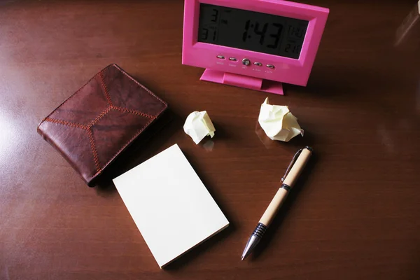 defter kalem ve ahşap masa fade sesi, alan ile cüzdan 