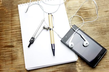 Ateşin üstünde bir defter ile izole beyaz ekran ile Smartphone