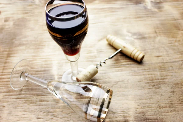 Sklenka vína s vývrtkou — Stock fotografie