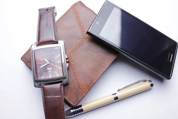 Portafoglio, telefono, penna su sfondo bianco — Foto Stock
