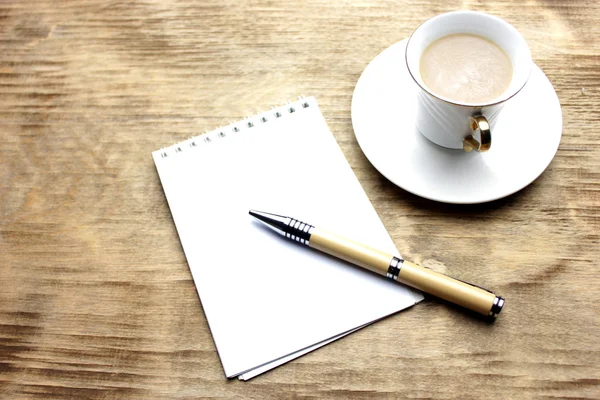 Cofee auf dem Schreibtisch und Objekten Stockbild