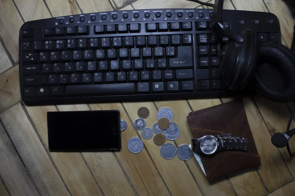 bilgisayar, kalem, zamanlayıcı ve para finansal kavramı programlari