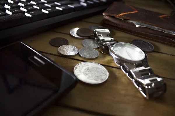 bilgisayar, kalem, zamanlayıcı ve para finansal kavramı programlari