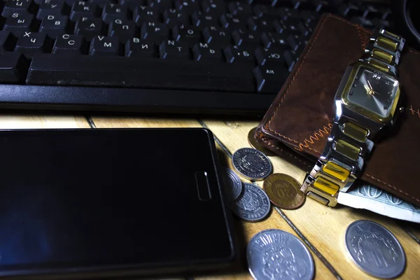 bilgisayar, kalem, zamanlayıcı ve para finansal kavramı programlari