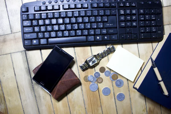 bilgisayar, kalem, zamanlayıcı ve para finansal kavramı programlari
