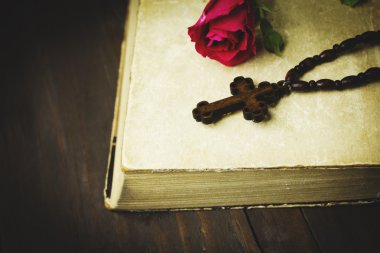 Arka plan uyuşturucu kitaplarda ile Gül Haç