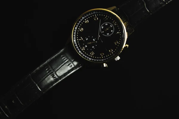 Temps, la ponctualité, objet vers le haut de noir classique montre-bracelet mâle — Photo